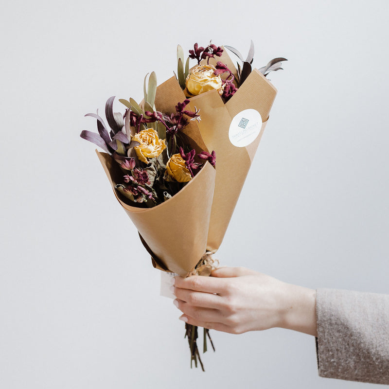 Edinburgh florist offering luxury dried flower bouquets, bohemian bridal floristry, natural fresh and dried flowers, bespoke posies, bouquets and arrangements and wedding flowers