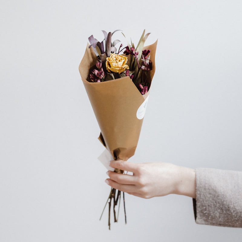 Edinburgh florist offering luxury dried flower bouquets, bohemian bridal floristry, natural fresh and dried flowers, bespoke posies, bouquets and arrangements and wedding flowers